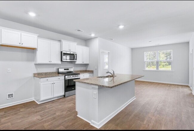 Building Photo - 102 Green Passage Ln