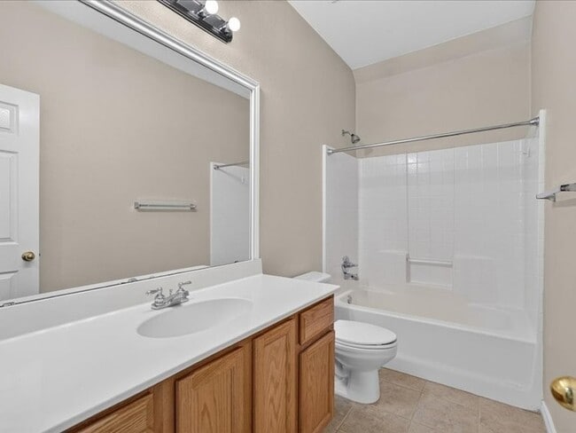 Building Photo - 5912 Meadowglen Dr