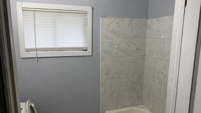 Building Photo - 1605 Easterling Dr