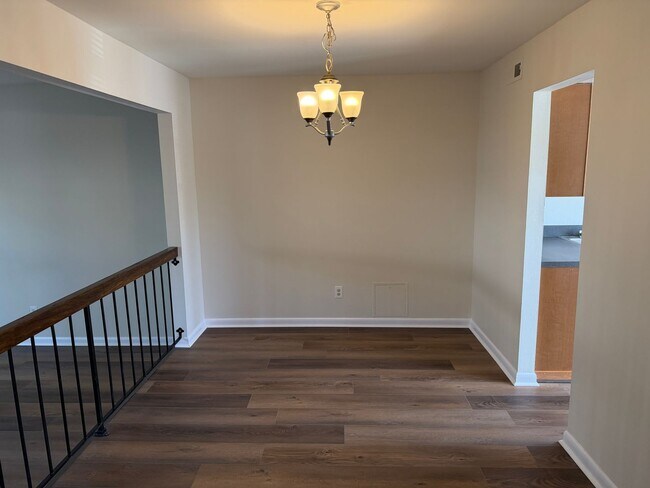 Building Photo - WINDSOR OAKS WEST - Three Bedroom Townhome