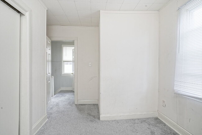 Building Photo - 121 Oak St