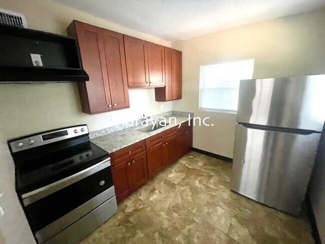 Building Photo - 2202 W Central Blvd