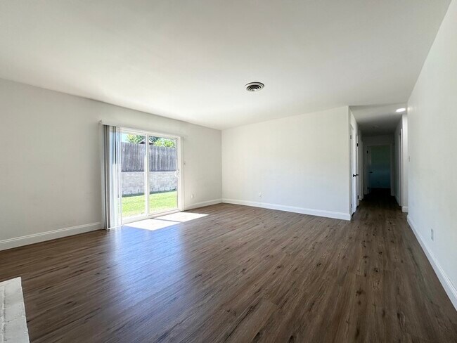 Building Photo - Beautiful three bedroom two bath home in Roseville!!