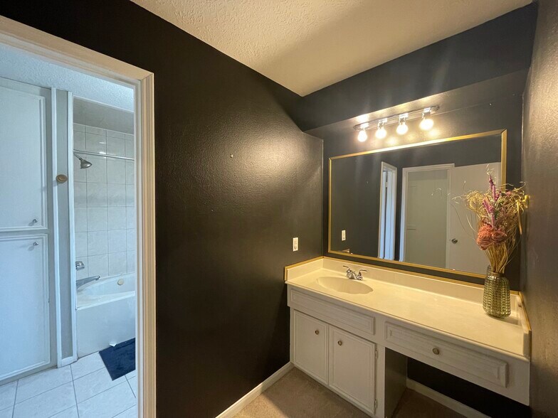 Building Photo - 15714 Mill Point Dr
