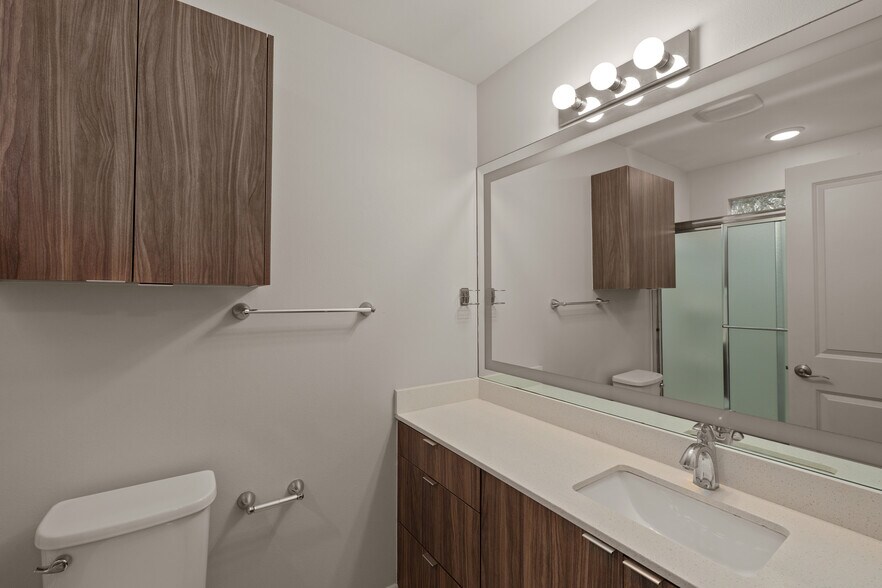 Building Photo - 1021 E La Cantera Ave