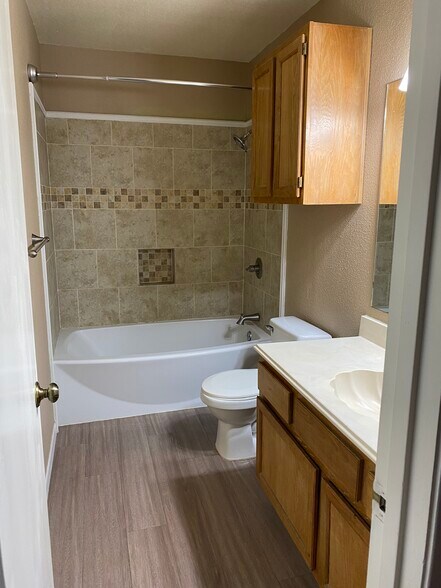 Upstairs bath - 1500 Elm Ave