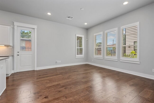 Building Photo - 909 Oak St