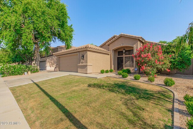 Building Photo - 295 W Goldfinch Way