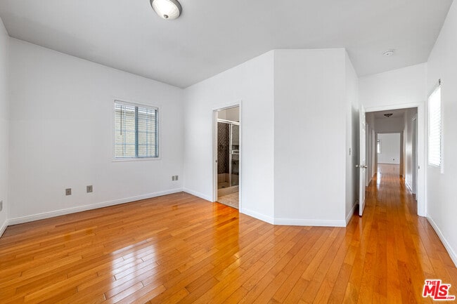 Building Photo - 832 S Catalina St