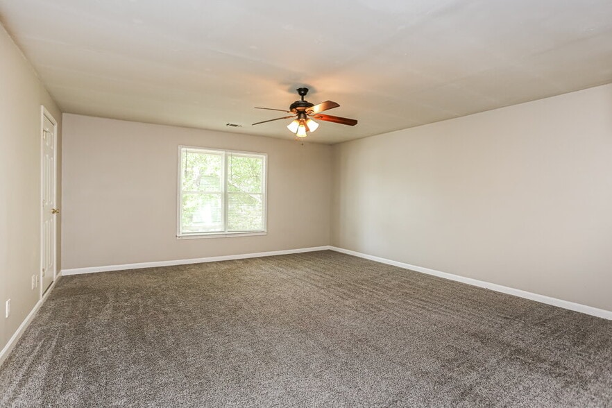 Building Photo - 460 Heathgate Dr SW