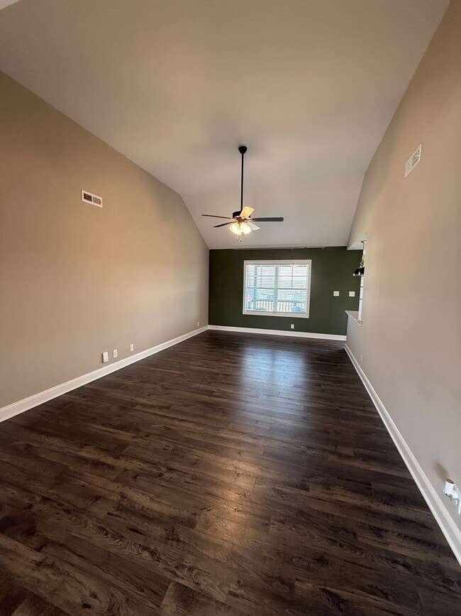 Building Photo - 3 Bedroom 2 Bathroom Home!