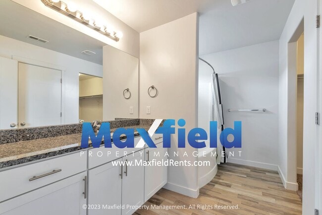 Building Photo - Pet Friendly - Draper Townhome 3 BD 3 BA 2...