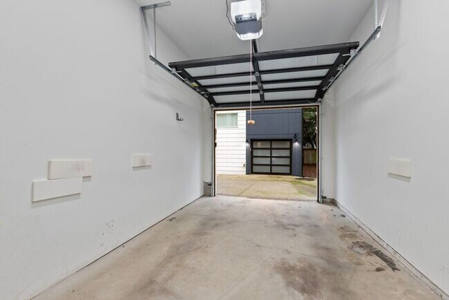 Building Photo - Fresh, Air-Conditioned Standalone Townhome in Coveted Lincoln Park