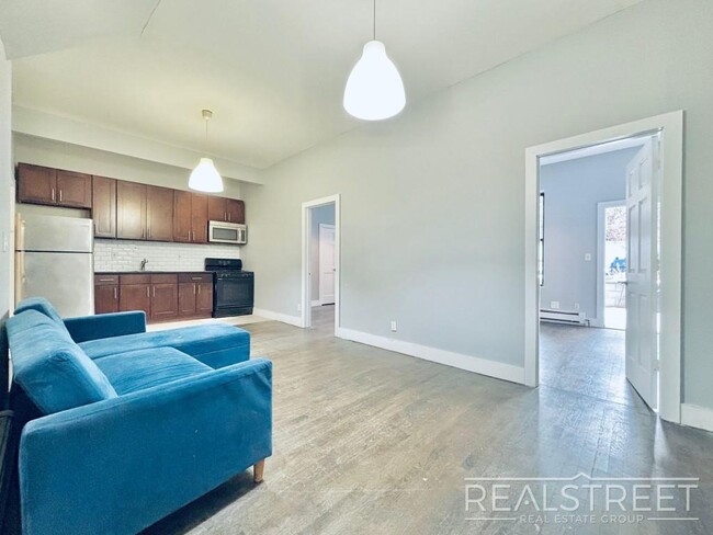 Primary Photo - Gigantic Loft Style 2 Bedroom with a Massi...