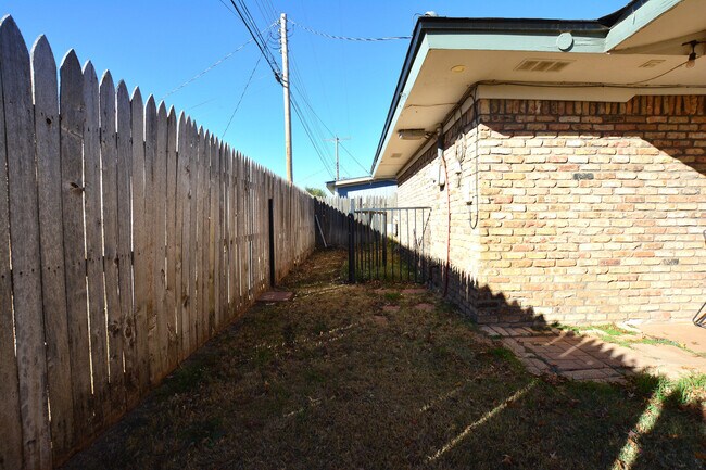 Building Photo - 815 7th St