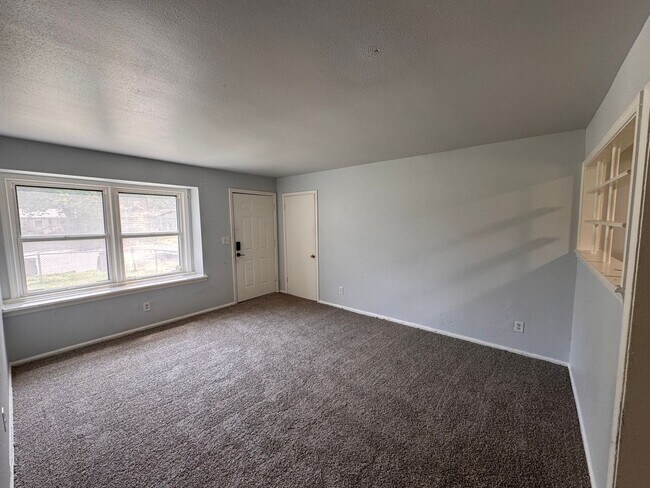 Building Photo - 3 Bedroom Home Large Yard