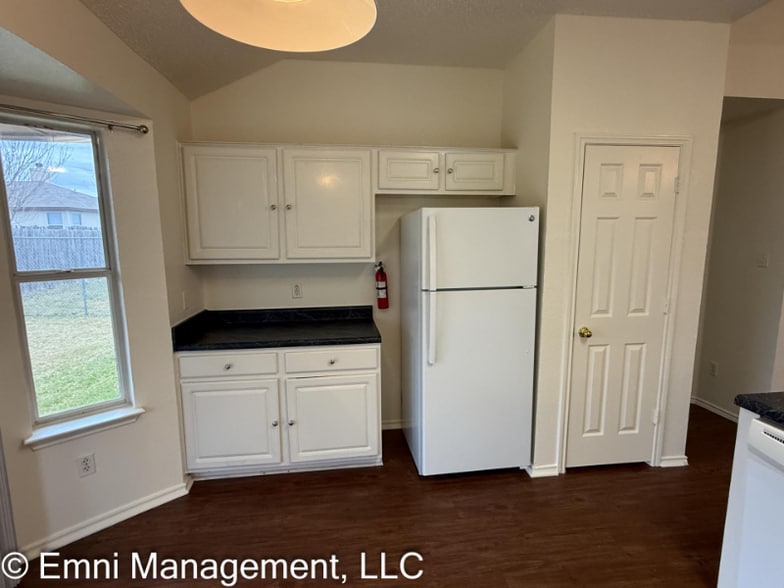 Building Photo - 2207 Garrett Dr