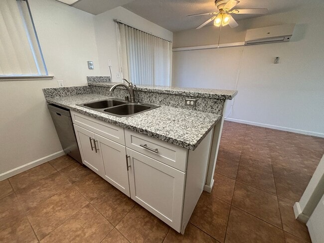 Building Photo - 5164 E Ashlan Ave