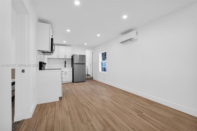 Building Photo - 2419 Coolidge St