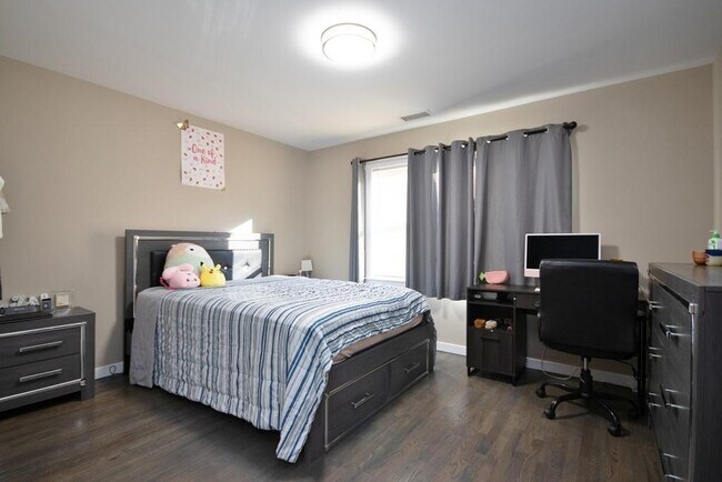 Building Photo - 150 Clove Ave