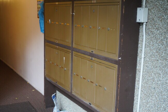 Building Photo - 2550 Thorndyke Ave W