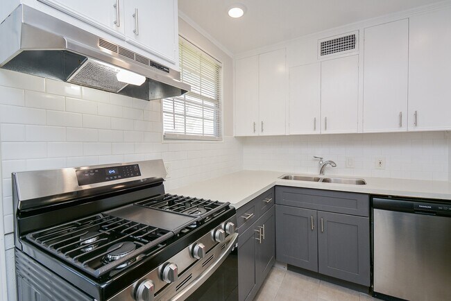 Building Photo - 5006 Libbey Dr