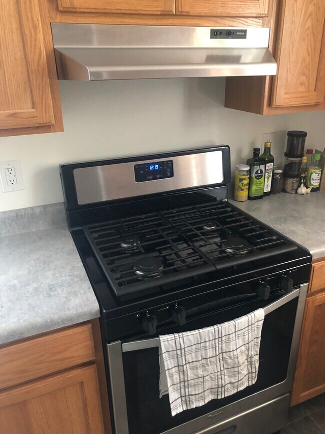 Building Photo - 2 bedroom, 1 bath House: Available August 2025!