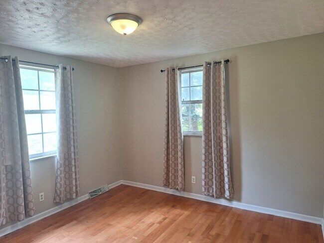 Building Photo - Basement Rancher located in Farragut