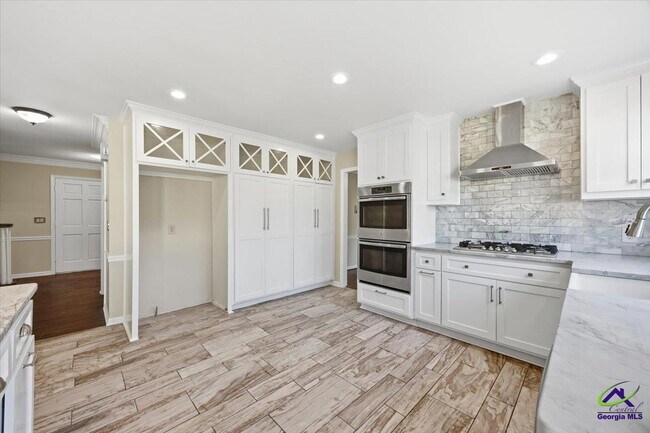 Building Photo - 5056 Wellington Dr