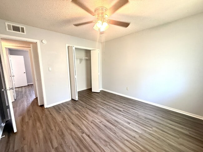 Building Photo - 2206 Shenandoah Dr