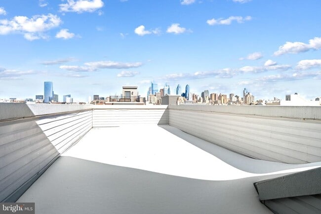 Building Photo - 2122 Sears St