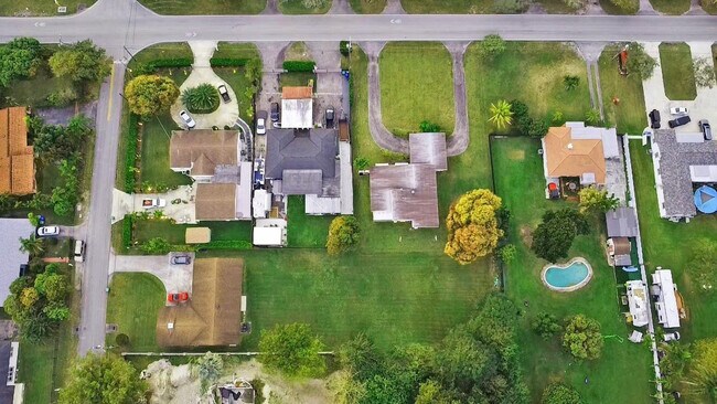 Building Photo - 13945 N Miami Ave