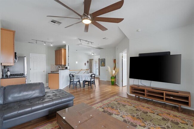 Primary Photo - 9201 Brodie Ln