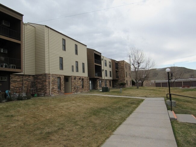 Building Photo - Large One Bedroom w/ Heat & Water Paid