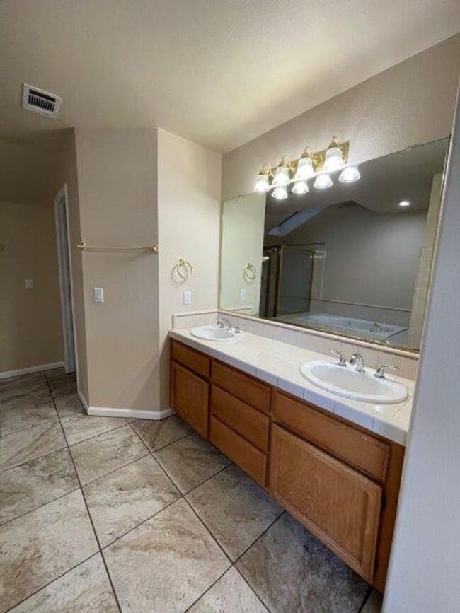Building Photo - Large Open 4 Bedroom