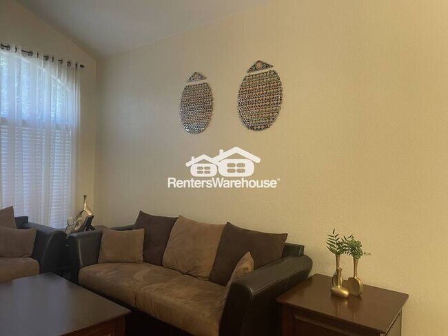 Building Photo - Hillcrest Beauty 4bed 3bath P00L Grass Bac...