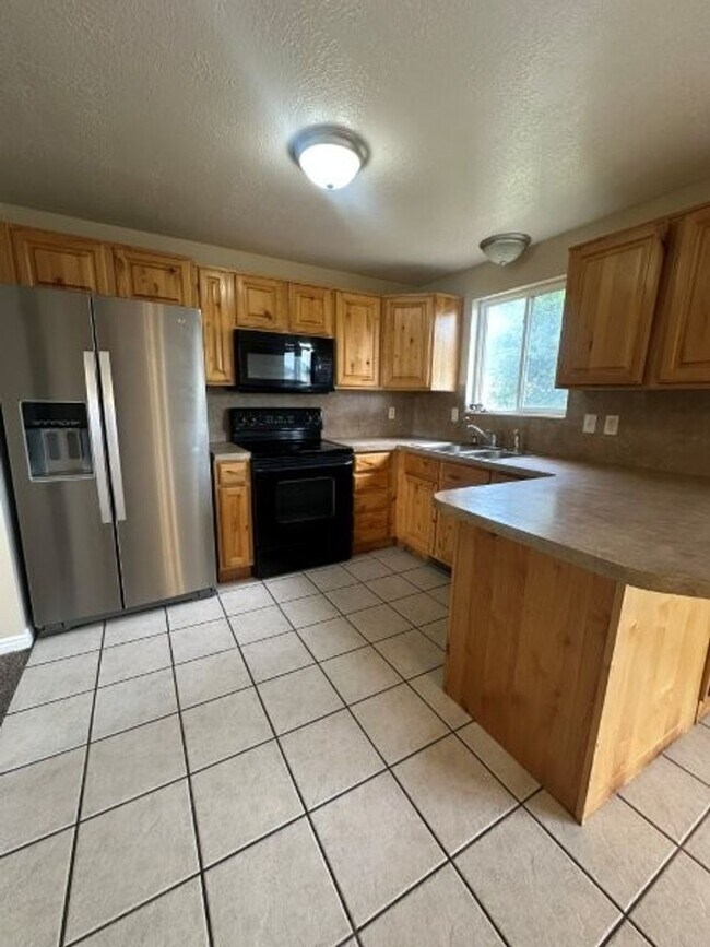 Building Photo - Spacious & Affordable! 5 Bed 2 Bath Home f...