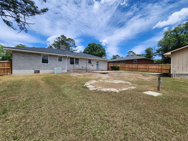 Building Photo - Spacious 4BR/2BA Brick Home with Fireplace, Large Island!