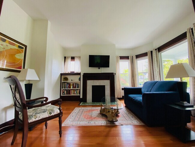 Building Photo - 1520 Maple Rd