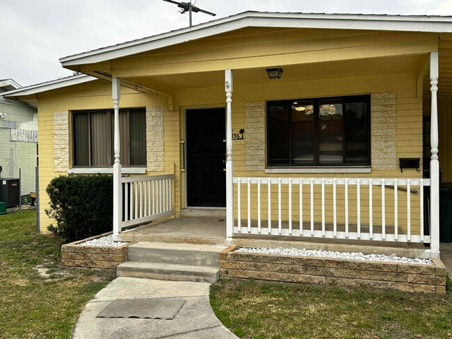 Building Photo - 736 White St