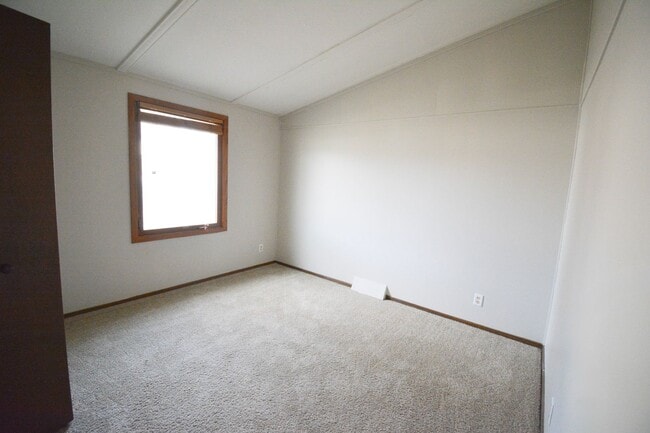 Building Photo - Terrific 3 bedroom home with large fenced yard!