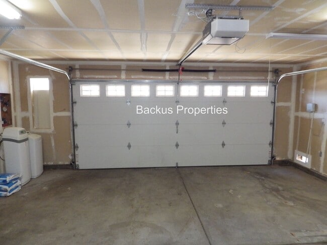 Building Photo - Wonderful Four beddroom home on Chamise Dr...