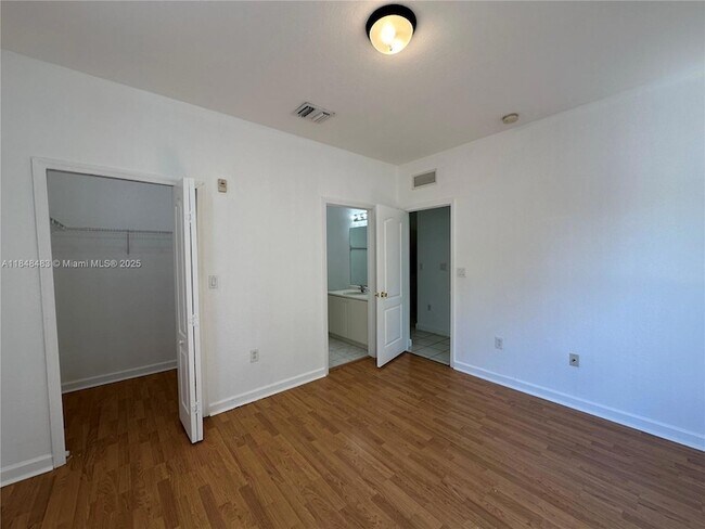 Building Photo - 1568 SE 26th St