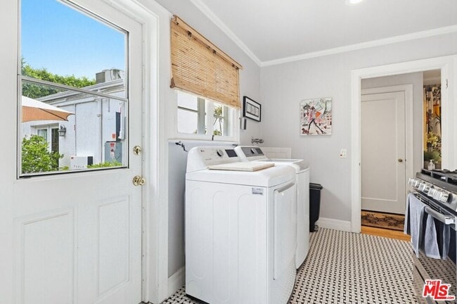 Building Photo - 516 S Rimpau Blvd