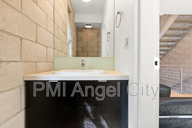 Building Photo - 3450 Cahuenga Blvd W