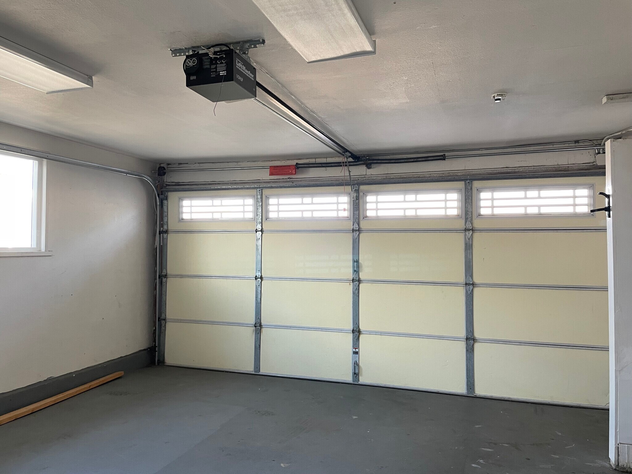 Building Photo - 915 N Holly St