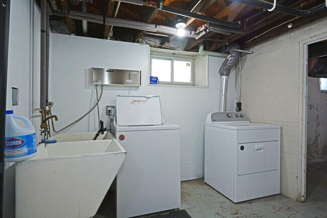 Building Photo - 814 Grand Ave