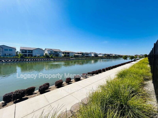 Building Photo - 4096 Azul Way