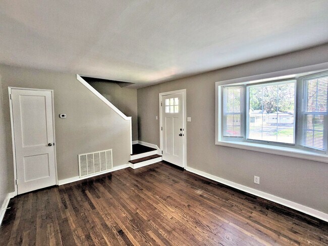 Building Photo - Beautiful 2BR / 1BA Apartment In Old Town/Five Points!