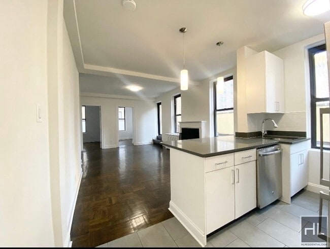 Building Photo - 200 W 58th St